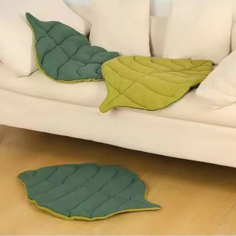 Leaf-Shaped Reversible Pet Mat
